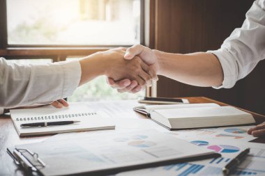 Ticaret anlaşması imzalamak ve bir iş ortağı olmak için iyi bir anlaşma tartışırken sonra titreyen eller iş her iki şirketin, başarılı bir iş adamı karşılıklı sözleşme.