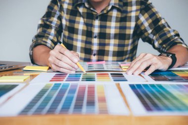 Renk renk örneği örnekleri grafik iş araçları ve aksesuarları ile stüdyoda bilgisayarla çalışırken boyama seçimi için seçmek için grafik tableti kullanarak yaratıcı grafik tasarımcı.