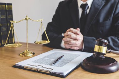 Tokmak Yargıç adalet avukatlar, avukat takım elbise veya avukat hukuk bürosu Office belgeleri üzerinde çalışan ile. Yasal hukuk, tavsiye ve adalet kavramı.