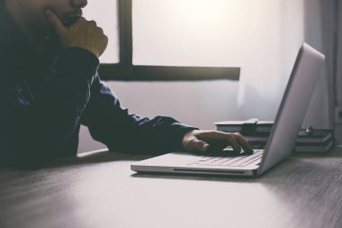 Profesyonel iş, işadamı laptop iş stratejisi çalışma alanı'ndaki yeni proje için çalışma.