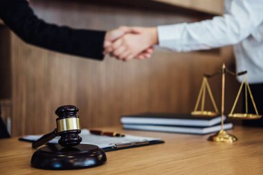 İyi işbirliği, iş sözleşmesi, Toplantı ve işbirliği kavramı iyi anlaşma tartışırken sonra el sıkışma kadın avukat kadın sonra el.