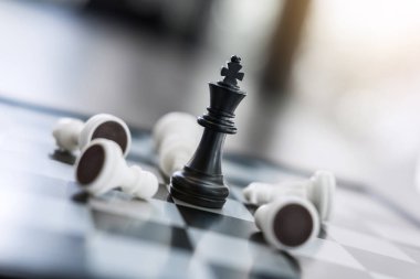 Satranç liderlik ve başarı kavramı, satranç strateji ve Kral satranç tahtası üzerinde tasarruf.