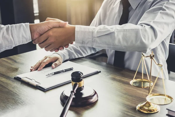 Karşılıklı iyi işbirliği, iş adamı el sıkışma erkek avukat sözleşme ve yeni projeler ticaret Emlak, Toplantı ve tebrik kavramı şirketi için iyi anlaşma tartışırken sonra sonra.