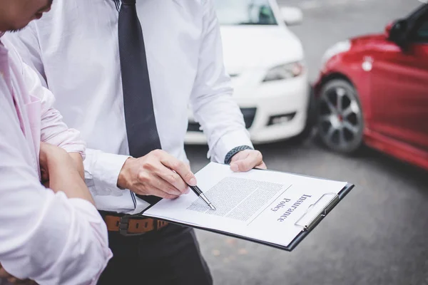 Verkeersongeval Verzekering Concept Agent Van Verzekering Die Formulier Met Het — Stockfoto