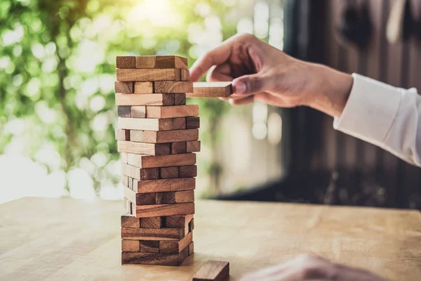 Imagens Mão Empresários Colocando Puxando Bloco Madeira Torre Conceito Risco — Fotografia de Stock