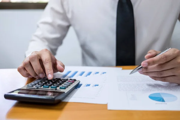 Mannelijke Accountant Berekeningen Analyseren Van Financiële Grafiek Gegevens Met Rekenmachine — Stockfoto