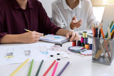 Yeni koleksiyon sanat, yaratıcı tasarım ve sanatsal konsept çizimler atölye olarak moda tasarımcıları tedbir olarak çalışan iki profesyonel şık moda tasarımcısı.