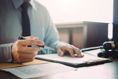 Yargıç Gavin ve Adalet avukatları, takım elbiseli iş adamı ya da mahkemede çalışan bir avukat. Hukuk hukuku, tavsiye ve adalet kavramı.