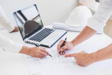 Mimar ya da toplantı planı ilerleme, inşaat ve yapı kavramı içinde mimari projesi için ortak çalışma.