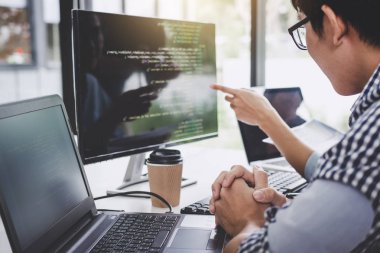 Kodları yazma ve veri kodunu yazarak şirket ofisi, programcılar gelişmekte olan programlama ve Web sitesi bir yazılımda çalışma işbirliği geliştirmek.