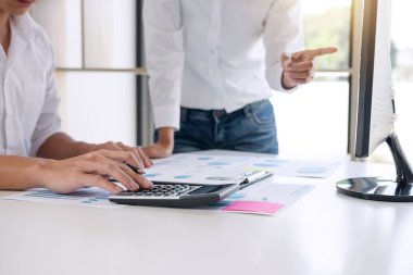 Bankacılık, hesaplamak sunan iş ortağı ve analizi hisse senedi endeksleri mali ve finansal maliyetler ile akıllıca ve dikkatli bir şekilde iş muhasebeci, yatırım ve Finans kavramı.