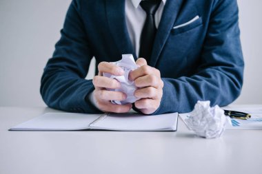 Hasta ve yorgun, depresif ve bir yığın iş ve el ile ilgili sorunlar ile sinirli onun masasında yorgun işadamı duygu office üzerinde otururken belge yok.