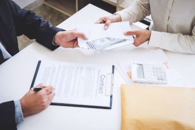 Rüşvet ve yolsuzluk kavramı, rüşvet dolar faturaları, anlaşmaya Emlak sözleşme anlaşma yaparken para zarfı veren işadamı şeklinde ve finansal kurumsal.