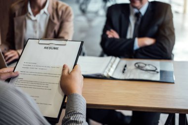 Özgeçmişini holding ve iş görüşmesi sırasında oturan iki üst düzey yöneticisi profilinde hakkında açıklama iş adamı.