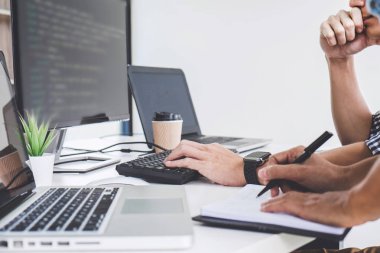 Kodları yazma ve veri kodunu yazarak şirket ofisi, programcılar gelişmekte olan programlama ve Web sitesi bir yazılımda çalışma işbirliği geliştirmek.