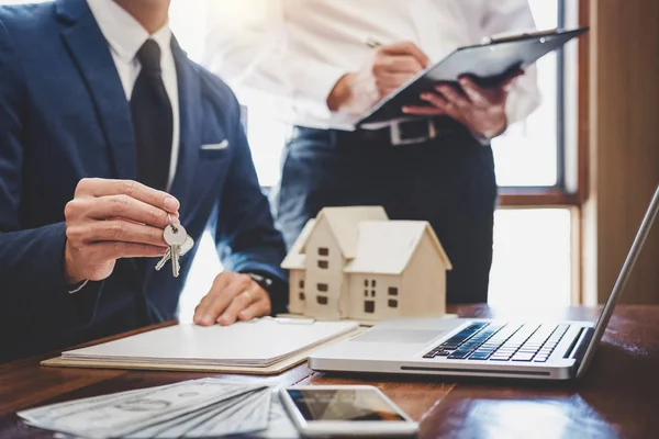 Emlakçı ve satış yöneticisi takım analiz Satılık Kiralık kira sözleşmesinin fiyatlandırma için ipotek kredi teklif ve ev sigortası ile ilgili anlaşma, Satın almak.