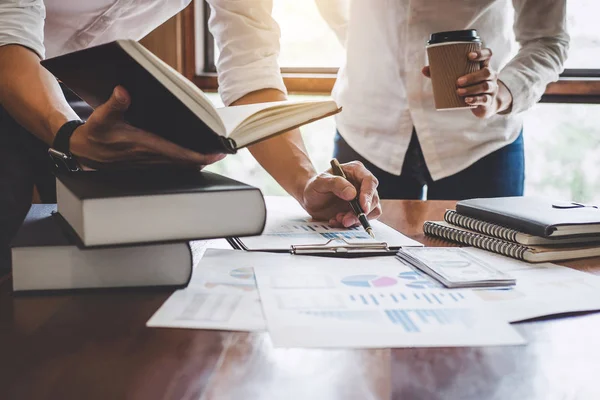 Equipe Negócios Estão Reunindo Discutindo Plano Marketing Apontando Relatório Gráfico — Fotografia de Stock