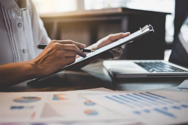 Profesional Trabajo Mujer Negocios Trabajando Análisis Portátil Con Gráfico Datos — Foto de Stock