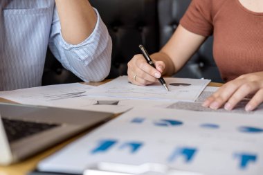 Genç konuşmak kurumsal yeni başlangıç projesi ile çalışma. Çizelgeler ve grafikler toplantıda sonuçlar tartışıyor. İş muhasebe ve Finans kavramı.