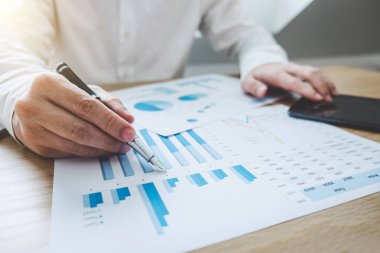 Mali tasarruf bankacılık kavramı, adam muhasebeci hesaplamalar gelir dijital tablet ve hesap makinesi ile mali grafik verilerini çözümleme.