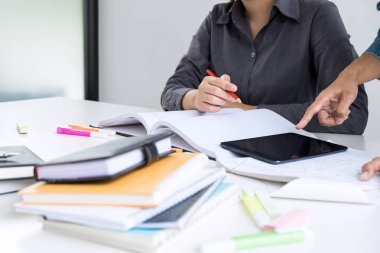 Görüntüleri Disappointed, genç öğrenciler kampüs veya sınıf öğretim, öğrenme, insanlar, teknoloji, eğitim okul kavramı çalışma kitabı yakalamak ve sınıf, ders öğrenme arkadaş yardımcı olur.