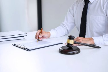 İşadamı veya avukat bir belgeleri, Yargıç tokmak adalet avukatlar Hukuk Bürosu arka plan, yasal hukuk, tavsiye ve adalet kavramı ile çalışma.