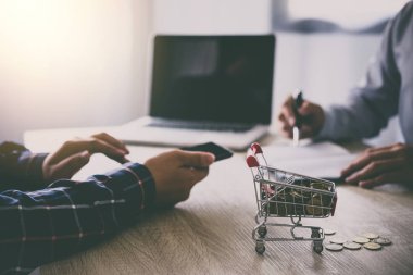 İki iş online alışveriş için dijital tablet kullanarak takım ve ödeme kredi kartı, Online ödeme ve alışveriş kavramı.