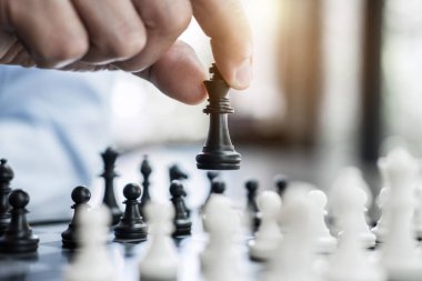 İşadamı el satranç oyunu oynamak için geliştirme analiz yeni strateji planı, iş stratejisi lideri ve ekip çalışması kavramı kazanmak ve başarı için.