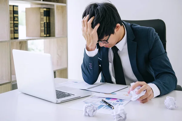 Empresário Deprimido Exausto Empresário Sua Mesa Frustrado Com Problemas Com — Fotografia de Stock