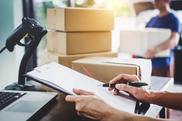 Lieferservice Nach Hause Und Arbeitsdienst Geist Frau Arbeitet Überprüfen Vor — Stockfoto