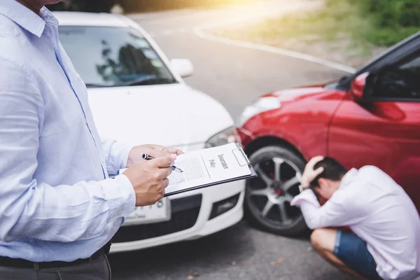 Concepto Accidente Tráfico Seguro Agente Seguros Que Trabaja Forma Informe — Foto de Stock