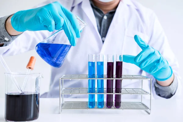生化实验室的研究 化学家正在实验室用装有化学液体的设备和科学实验玻璃器皿对样品进行分析 — 图库照片