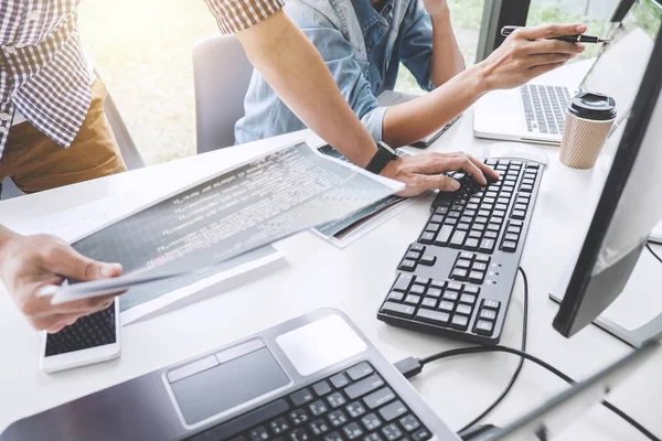 Kodları Yazma Veri Kodunu Yazarak Şirket Ofisi Programcılar Gelişmekte Olan — Stok fotoğraf