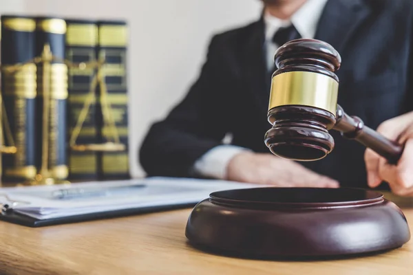 Richter Feilschen Mit Justizwacheanwälten Prozessberatern Oder Anwälten Die Einer Kanzlei — Stockfoto