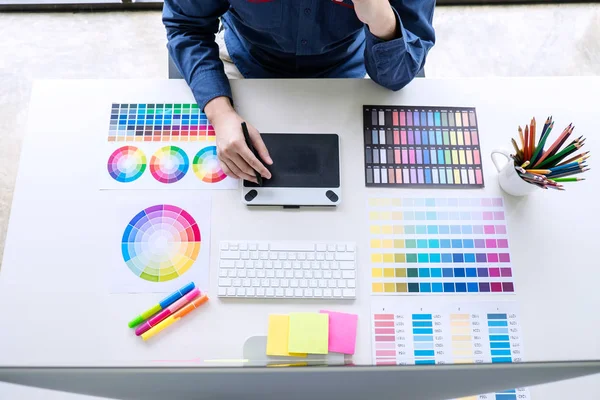 Imagen Del Diseñador Gráfico Creativo Masculino Que Trabaja Selección Colores — Foto de Stock