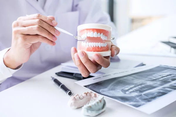 Tandläkare Hand Innehav Käken Modell Tänder Och Rengöring Tandvård Tandläkare — Stockfoto