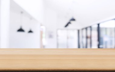 Boş ahşap masa ve kafenin ya da restoranın önündeki bulanık arkaplan ürün ya da montaj için.