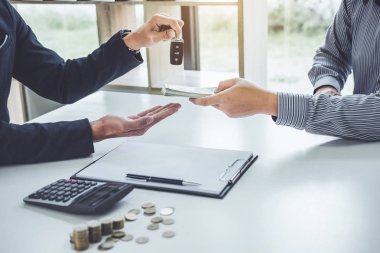 Satıcı anahtar müşteri için iyi bir anlaşma anlaşması sonrasında gönderip para, başarılı araba kredi sözleşmesi satın alma veya yeni araç satış.