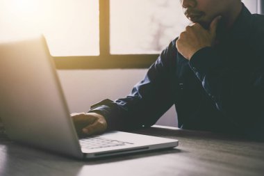 Profesyonel iş, işadamı laptop iş stratejisi çalışma alanı'ndaki yeni proje için çalışma.