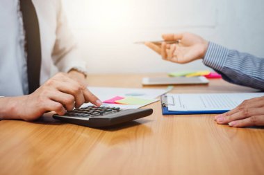 İki iş takım çalışma ve finansal yatırım hesaplama analiz iş ve Pazar büyüme ile raporda mali belge veri grafiği ve dijital tablet üzerinde tartışıyor.