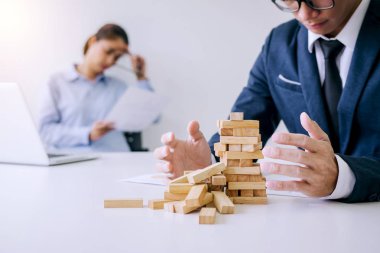 Patron ve üst düzey yönetim ekibi hissi stres ve başarısız iş ciddi, kafaları elinde tutan ortakları nedeniyle depresif ve bir yığın iş sorunları ile bitkin.