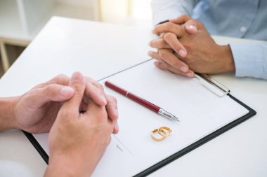 Karı koca boşanma evraklarını okuma ve boşanma (fesih veya iptal) boşanma kağıtları dosyalama evlilik kararı imzalama ve iki altın yüzük.