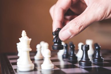 Kendine güvenen iş adamı yardıma at satranç oynayan siyah parça satranç oyunu geliştirme analiz yeni strateji planı, iş stratejisi için şampiyonluk ve başarı için.