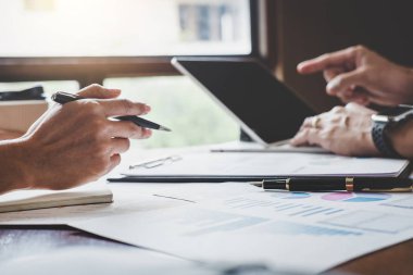 Ekip çalışması süreci, iş takımız toplantı ve pazarlama planı stratejisi raporu işletme belgesi finansal analiz tartışıyor.