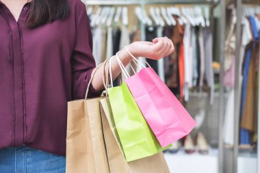 Tüketim, yaşam kavramı, ayakta ve renkli alışveriş torbaları alışveriş zevk tutan genç kadın alışveriş.