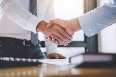 İş takım tebrik ve bir görüşme, iki iş karşılıklı işbirliği ekibi iyi anlaşma için her iki şirketin, finans, ticaret sözleşmesinin tartışırken sonra bitirme muhasebe, yatırım.