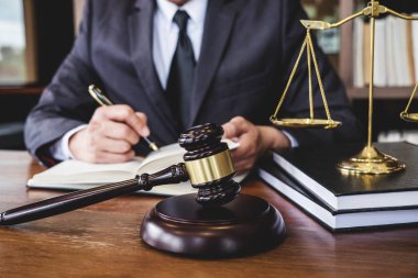 Hukuk hukuku, tavsiye ve adalet kavramı, Yargıç tokmak ve Adalet avukatları, takım elbiseli avukat veya avukat mahkeme salonunda bir belge üzerinde çalışıyorlar..