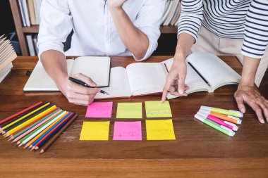 Dostlar, Genç öğrenciler kampüs ya da çalışma kitabını ve öğrenme sınıf pratik sınav giriş, eğitim okul kavramı için hazırlık özel ders yakalamak sınıf yardımcı olur arkadaş ile öğretmen kitapları.