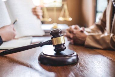 İş kadını ve erkek avukat veya hakim, müvekkil, hukuk ve hukuk hizmetleri kavramı ile takım toplantısı için danışmanlık yapıyor.