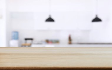 Boş ahşap masa ve kafenin ya da restoranın önündeki bulanık arkaplan ürün ya da montaj için.